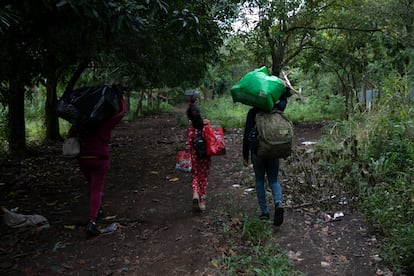 Una familia regresa a Nicaragua por las fiestas navide?as a travs de un camino informal. 