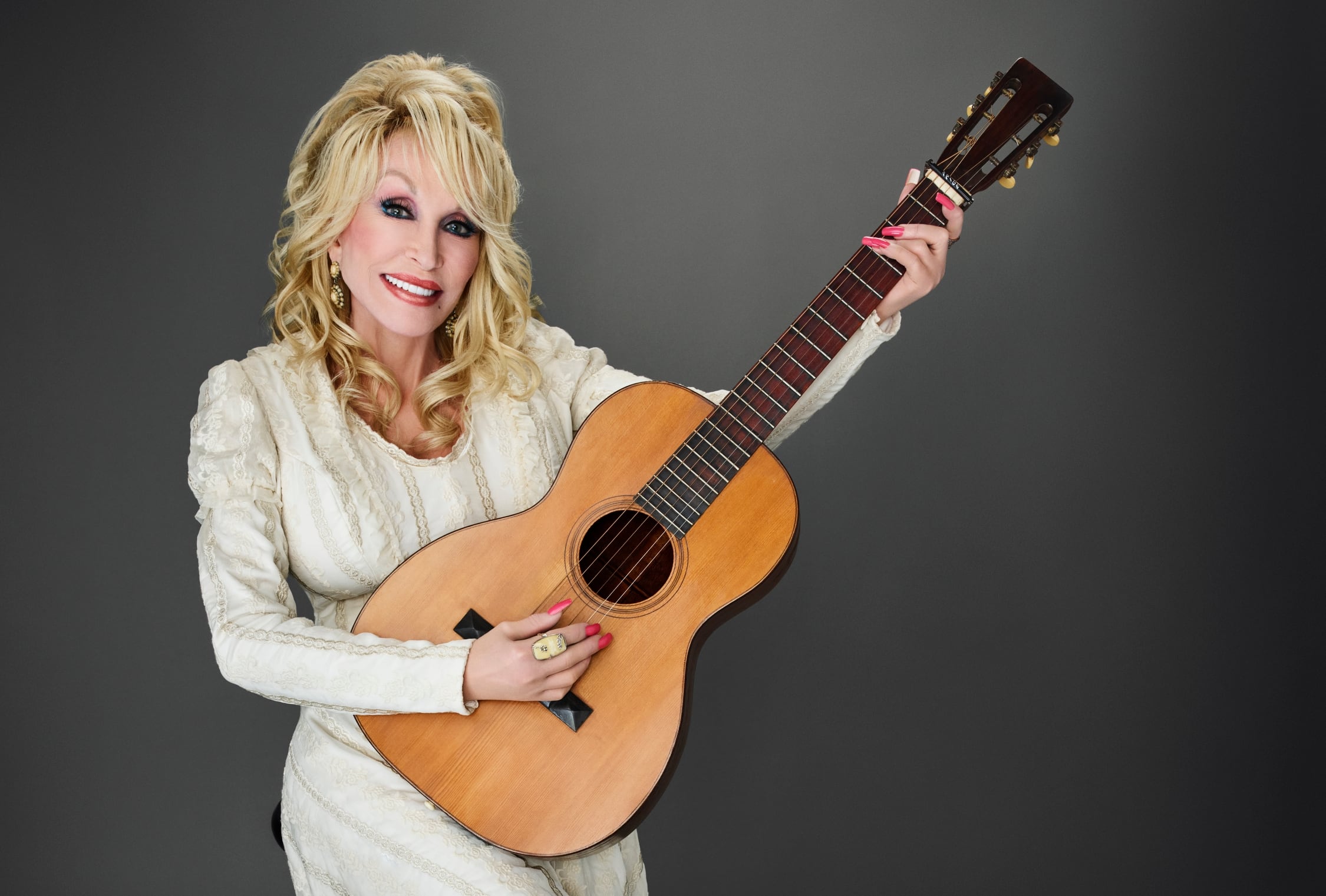 Dolly Parton alcanza los 80 años entre la celebración y la preocupación de sus fieles seguidores
