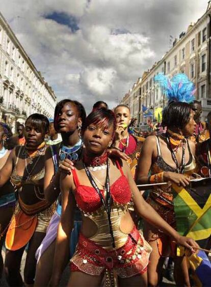 Jóvenes bailan por las calles de Notting Hill durante la primera jornada del carnaval.