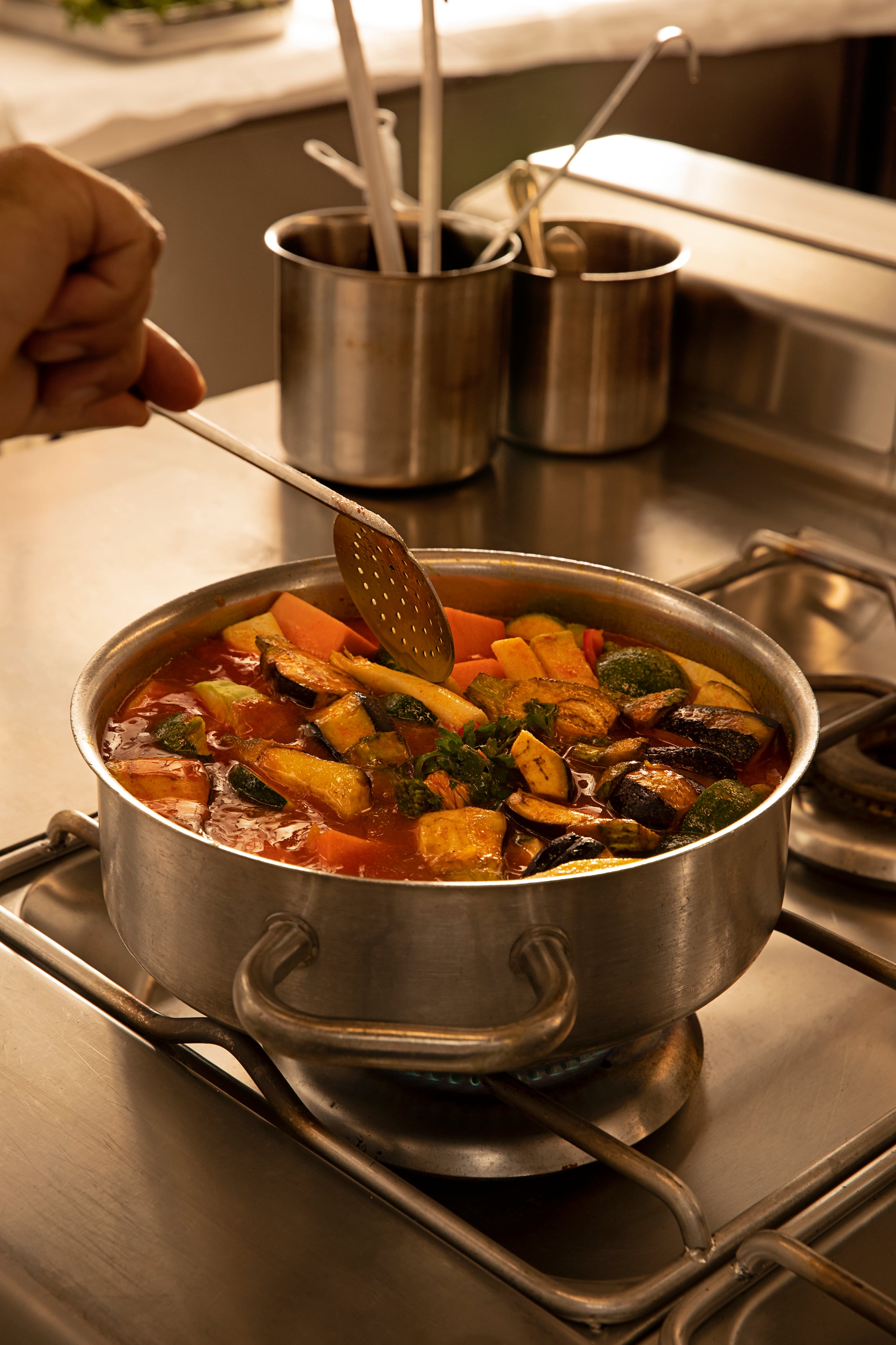 El caldo de verduras sobre el que se colocará el colador con la sémola para que se termine de cocer con el vapor de agua.