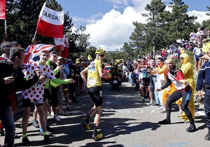Chris Froome corre por la carretera tras una caída durante la duodécima etapa del Tour de Francia el 14 de julio de 2016. 