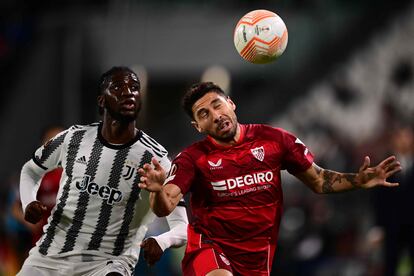 Gonzalo Montiel cabecea el balón ante Iling Jr. durante el partido de este jueves.