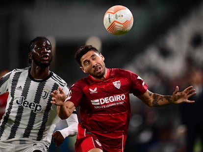 Gonzalo Montiel cabecea el balón ante Iling Jr. durante el partido de este jueves.