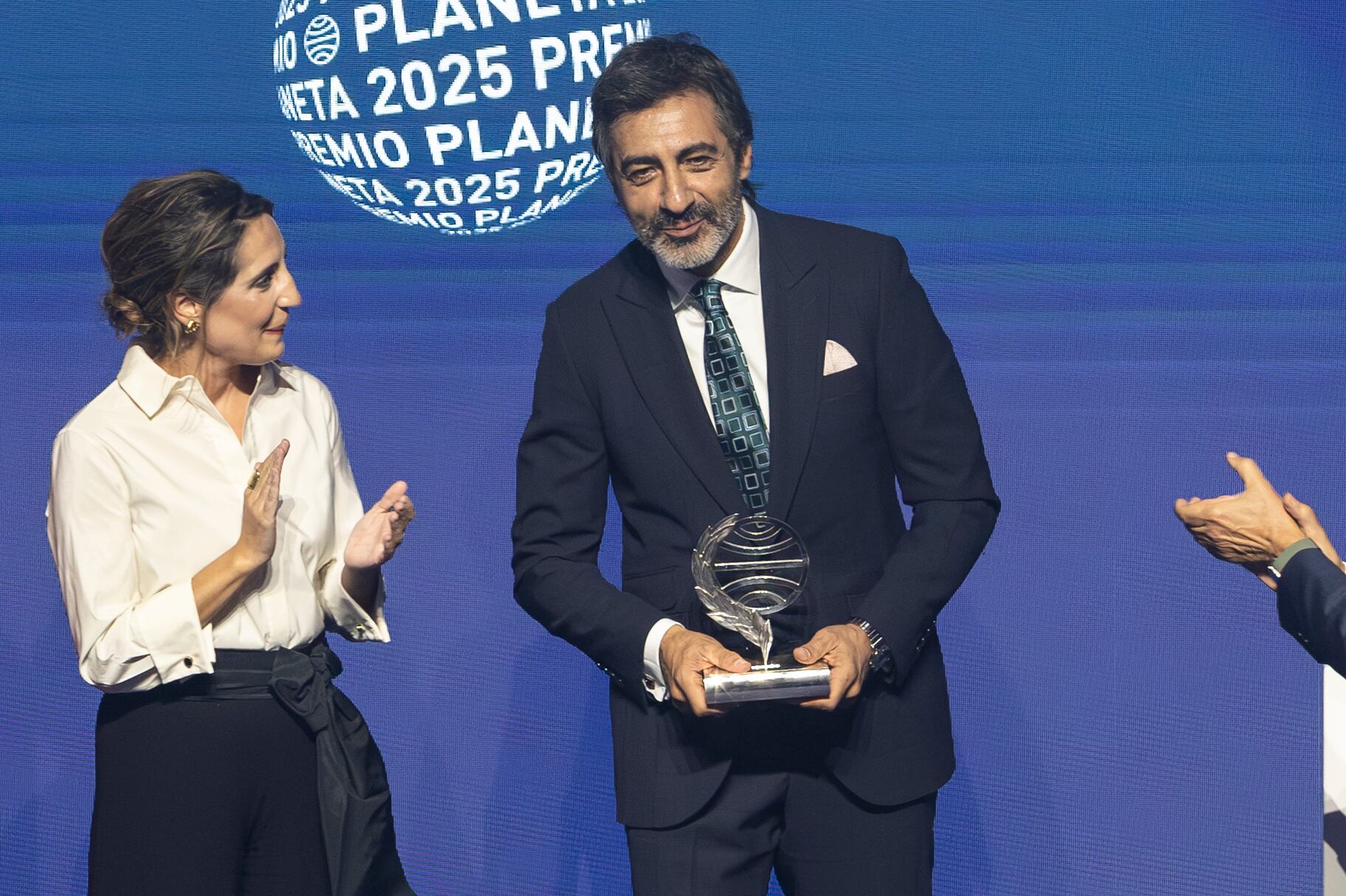 El ganador Juan del Val y finalista Angela Banzas reciben el premio en el MNAC de Barcelona. 
