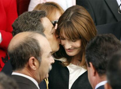 Nicolas Sarkozy besa a Carla Bruni, al encontrarse en el patio del Congreso.