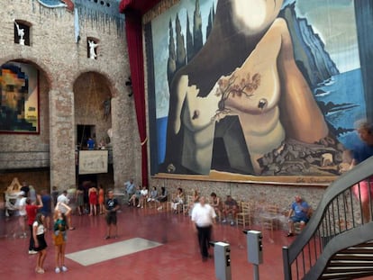 La sala sota la cúpula del Teatre Museu Dalí de Figueres, plena de gent, abans del tancament per la pandèmia.