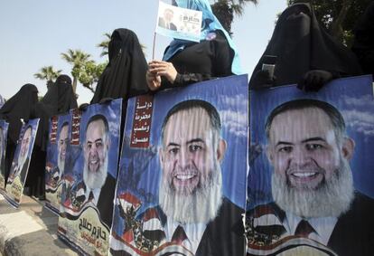 Simpatizantes del líder salafista Hazem Abu Ismail apoyan su candidatura frente al comité electoral en El Cairo.