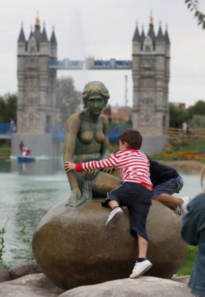 Replicas of Copenhagen's Little Mermaid and Tower Bridge in Torrejón's Parque Europa.
