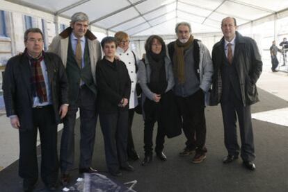 José Fernández de la Sota (segundo por la izquierda) y Julio Flor (primero por la derecha) ayer en San Sebastián junto a varios de los participantes en <b><i>Capital Cultura.</b></i>
Imagen de la muestra