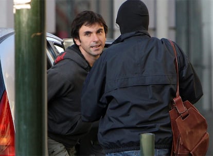 Xabi Larralde, portavoz de Batasuna en Francia, durante uno de los registros en Bayona.