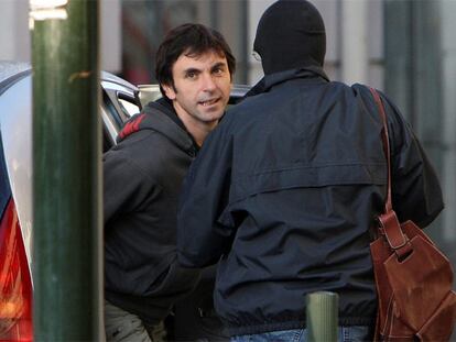 Xabi Larralde, portavoz de Batasuna en Francia, durante uno de los registros en Bayona.