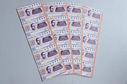 El billete conmemorativo circulará en todo el país en los puntos de venta de la Lotería Nacional para honrar la vida de la escritora.