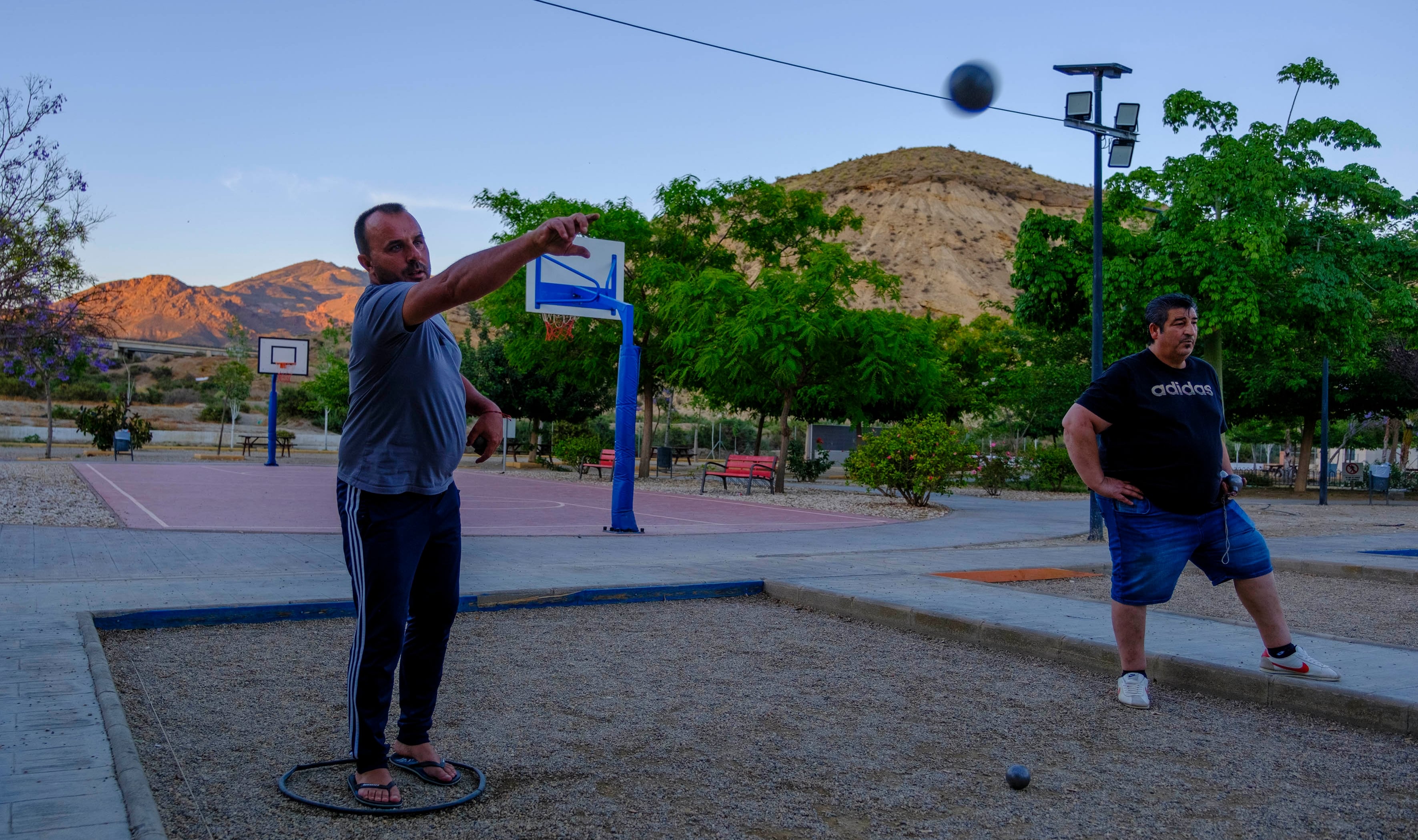 Miguel González, votante de Vox, juega a la petanca en un parque municipal de la localidad almeriense de Rioja.