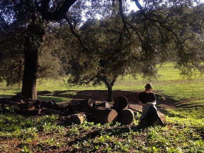 María Sánchez, poeta y veterinaria de campo, en la Sierra Norte de Sevilla (Andalucía). Es autora de 'Cuaderno de Campo', un libro de poemas sobre el medio rural, y ahora trabaja en un ensayo, en el que quiere contar la historia del campo a través de las mujeres de su familia.