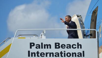 El presidente y candidato Barack Obama llega al aeropuerto de Palm Beach (Florida) para participar en el debate.