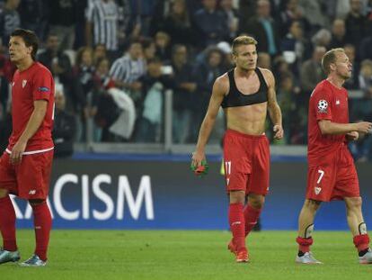 Los jugadores del Sevilla, tras la derrota en Turín.
