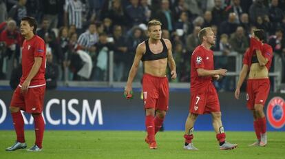 Los jugadores del Sevilla, tras la derrota en Turín.