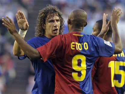 Puyol felicita a Eto&#39;o tras el gol del camerunés.