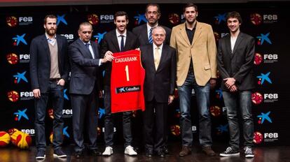 Sáez y Fainé, junto a Sergio Rodríguez, Rudy, Orenga, Reyes y Llull.