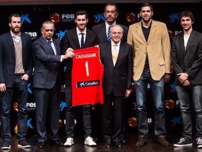 Sáez y Fainé, junto a Sergio Rodríguez, Rudy, Orenga, Reyes y Llull.