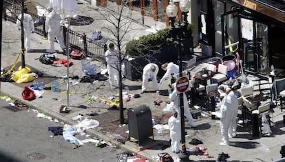 Agentes de policía investigan uno de los lugares donde exploto una de las bombas, durante el Maratón de Boston.