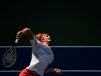 Zverev sirve durante el partido de cuartos contra Coric. / DANIELLE PARHIZKARAN ()