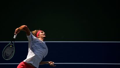 Zverev sirve durante el partido de cuartos contra Coric. / DANIELLE PARHIZKARAN ()