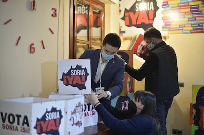 Ambiente durante la noche electoral en la sede de Soria ¡Ya!, en Soria.