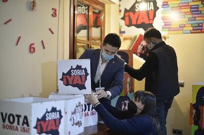 Ambiente durante la noche electoral en la sede de Soria ¡Ya!, en Soria. 