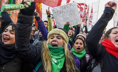 Jóvenes a favor del aborto legal frente al Congreso argentino, el 14 de junio de 2018.