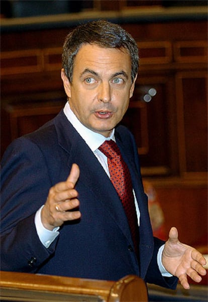 El presidente, José Luis Rodríguez Zapatero, en la sesión de control al Gobierno esta tarde en el Congreso.
