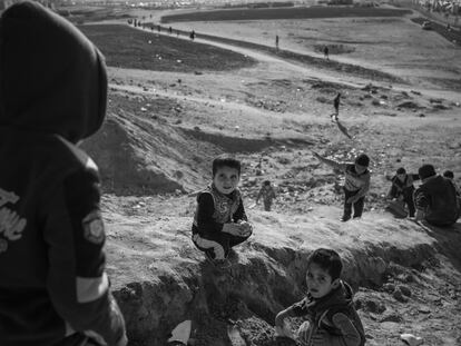 Majmur, norte de Irak. 11 de diciembre de 2016. Niños iraquíes desplazados jugando en las colinas situadas entre los campamentos de desplazados internos de Debaga 1 y 2. El campamento ha estado sometido a una tremenda presión a consecuencia del avance hacia Mosul. La mayoría de los desplazados de la instalación proceden de los alrededores de Majmur, Al Qayyarah y los pueblos al sur de Mosul controlados por el Estado Islámico.
