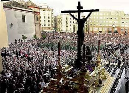 Miles de personas se han congregado en las calles de Málaga para contemplar el paso del Santisimo Cristo de la Buena Muerte y Animas, que ha partido de la Parroquia de Santo Domingo de Guzmán de la ciudad andaluza.