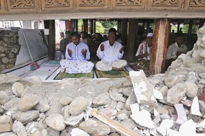 Supervivientes del terremoto en Aceh (Indonesia) rezan en una mezquita destrozada. 