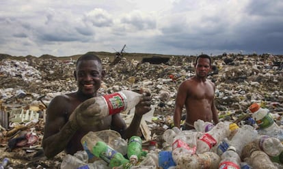 Dos recicladores separan los plásticos, uno de los materiales mejor pagados.