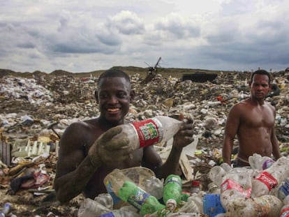 Dos recicladores separan los plásticos, uno de los materiales mejor pagados.