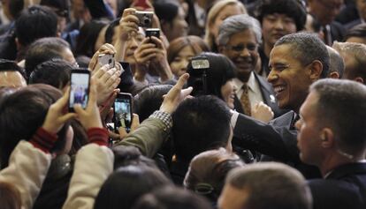 El presidente de EE UU, Barack Obama saluda al público congregado en la Universidad de Hankuk, Seúl.