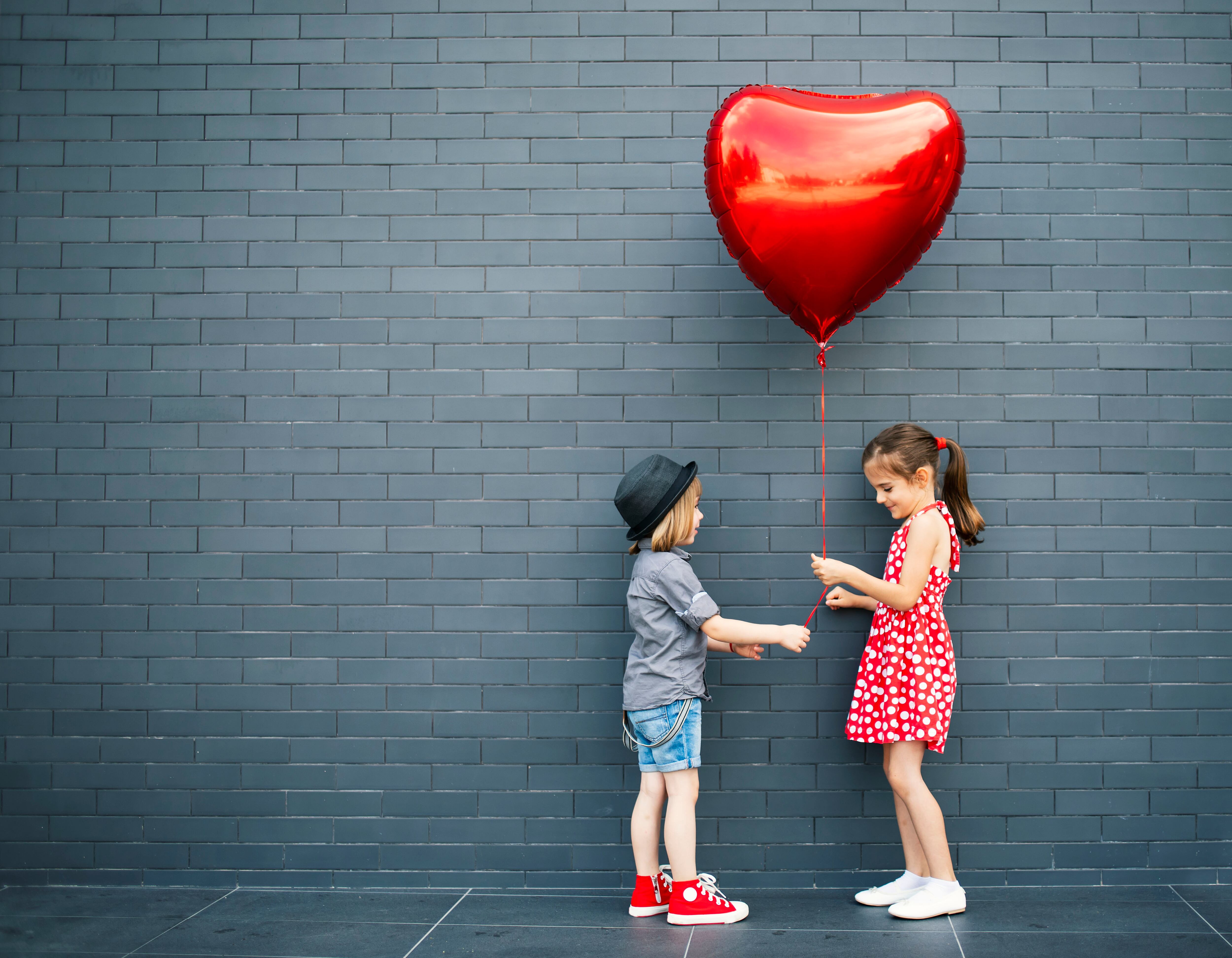 ¿Es sano educar a los niños en la idea del amor romántico?