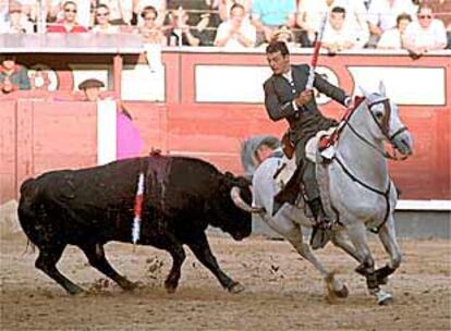 El tercer toro de la tarde corneó sin consecuencias al caballo de Andy Cartagena en su primera faena.