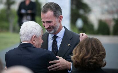Felipe VI abraza al exalcalde de Barcelona, Pasqual Maragall, en el aniversario de las Olimpiadas.