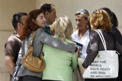 Maite Pagazaurtundua abraza a María del Mar Blanco, hermana de Miguel Ángel Blanco.