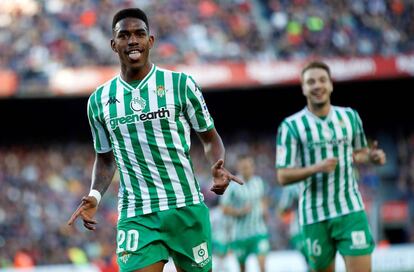 Junior celebra un gol al Barcelona.