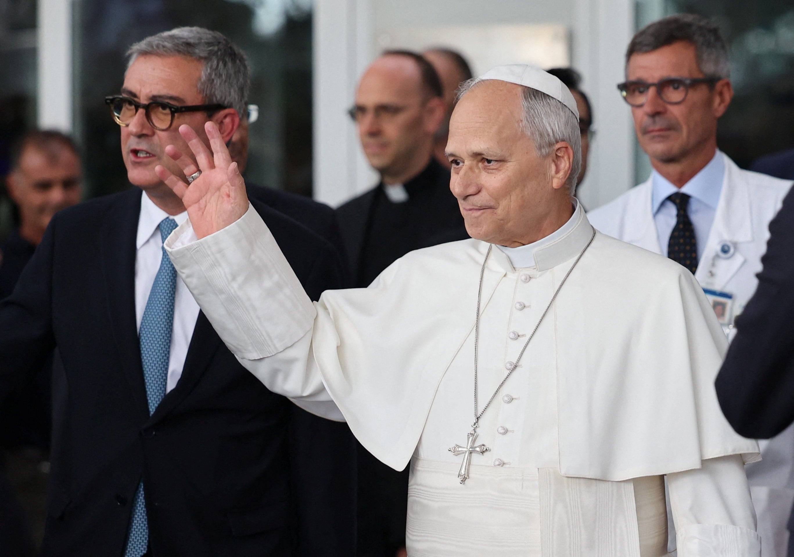 El Papa sale del hospital cuatro días después de su operación de pulmón