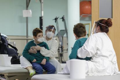 Adrián, con la fisioterapeuta Gema del Olmo, durante una sesión. 