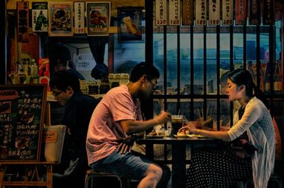 El clima tropical de la isla invita a cenar en alguno de los cientos de mercados nocturnos que pueblan Taiwán o en los restaurantes que, cada vez con más frecuencia, disponen sus mesas al aire libre, como el Libélula roja, en la calle Yongkang (Taipei).