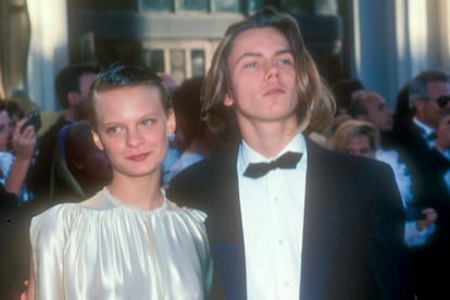 Una pareja de póster. En 1986 Plimpton estrenó La costa de los mosquitos, película inspirada en la novela de Paul Theroux y protagonizada por Harrison Ford en la que coincidió con otro joven actor que prometía: River Phoenix. Su relación traspasó la pantalla, durante unos años fueron la pareja más molona de Hollywood y volvieron a trabajar juntos en 1988, en Un lugar en ninguna parte, de Sidney Lumet. Ella solía llevar el pelo corto; él, melena. Gafas de sol, sombreros y chaquetas de lana eran parte de su estética de aires grunge. En 1989 asistieron juntos a la ceremonia de los Oscar (en la imagen) y sus estilismos ya son historia de la alfombra roja de la gala. Cuando Phoenix murió de sobredosis en The Viper Room en 1993 ya no eran pareja, pero sí buenos amigos. Después de su muerte Plimpton lo recordó con cariño: "Era como un niño, un niño de muy buen corazón que estaba muy hecho polvo y no tenía idea de cómo hacer realidad sus buenas intenciones".