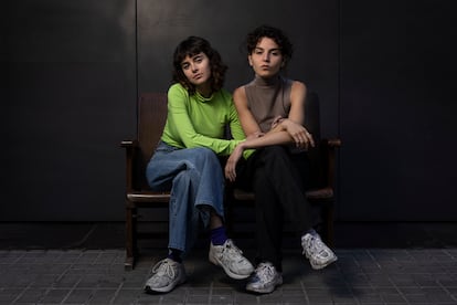 Las hermanas Joana y Mireia Vilapuig, en las oficinas de Filmin en Barcelona el pasado 27 de marzo.