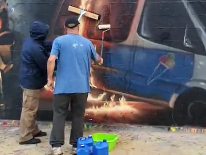 Dos miembros del CSIF borrando el grafiti, este martes por la mañana.