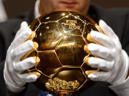 El Balón de Oro es mostrado en el Kongresshaus de Zúrich antes de que comience la ceremonia de entrega del premio.