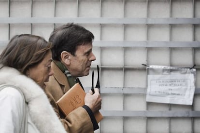 Fuentes, junto a su hermana Yolanda, a su llegada al Juzgado.